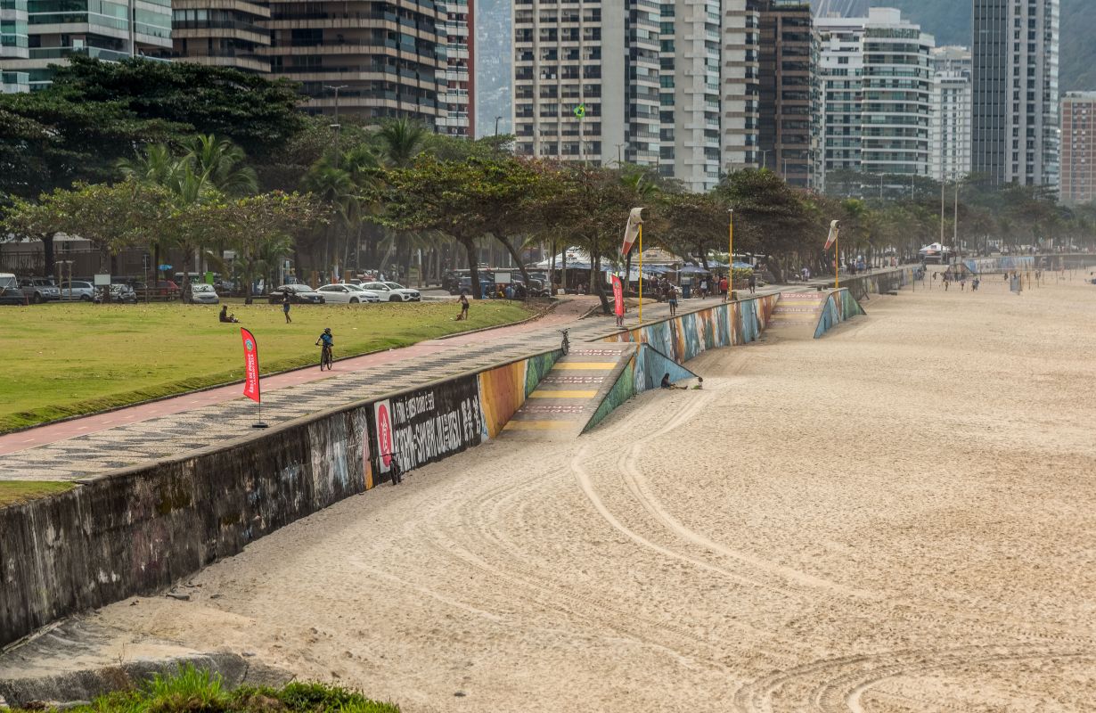 CAIS DE CONTENÇÃO - PRAIA DE SÃO CONRADO (RJ)